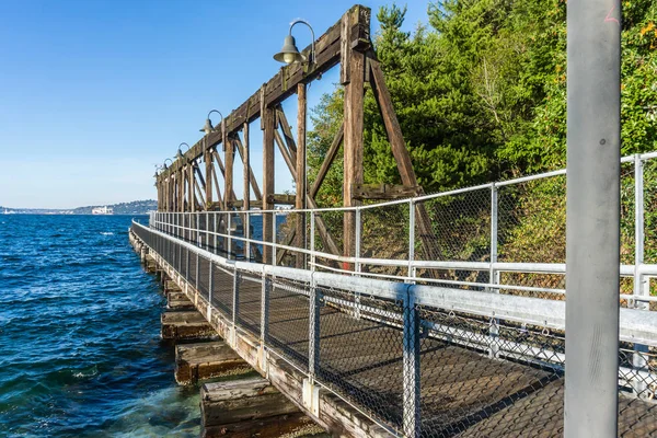 Bir geçit Jack blok Park West Seattle, Washington'da bir iskele boyunca bir görünümünü.