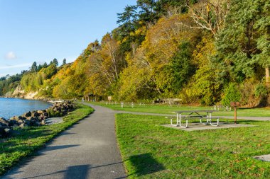 Sonbaharında, tuzlu su State Park kıyısındaki kayalık bir görünüm.