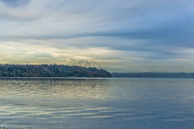 Rainier Dağı bir görünüm altında kalın bulutlar.