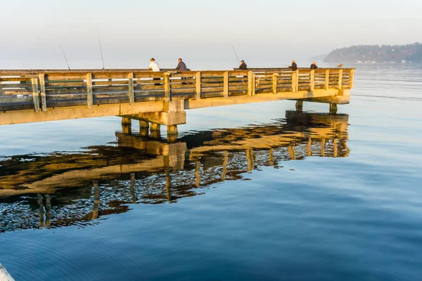ダッシュ ポイント ワシントンで木製の桟橋に漁師のビュー — ストック写真
