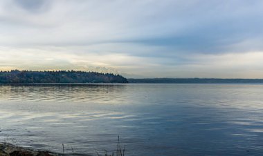 Rainier Dağı bir görünüm altında kalın bulutlar.