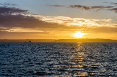 Bir vinç gemi ve golden sunset West Seattle, Washington Puget ses genelinde bir görünüm.