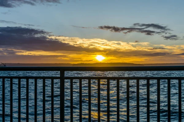 Uma Vista Uma Cerca Pôr Sol Dourado Através Puget Sound — Fotografia de Stock