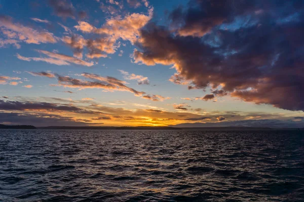 Sebuah Pemandangan Megah Matahari Terbenam Dan Awan Puget Sound Foto — Stok Foto