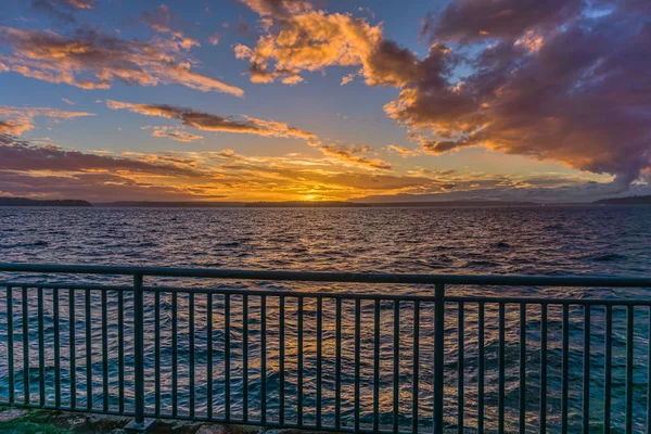 Pemandangan Dari Pagar Dan Matahari Terbenam Emas Puget Sound Dari — Stok Foto
