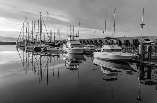 Die Sonne Geht Hinter Festgemachten Booten Des Moines Marina Des — Stockfoto