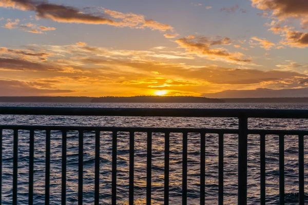 Blick Auf Einen Zaun Und Goldenen Sonnenuntergang Über Den Puget — Stockfoto