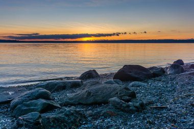 Gökyüzü güneş Puget Sound olarak dolgu zengin derin renkleri.