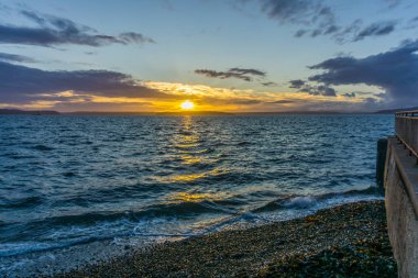 Batı Seattle, Washington Puget ses genelinde altın bir gün batımı görünümü.