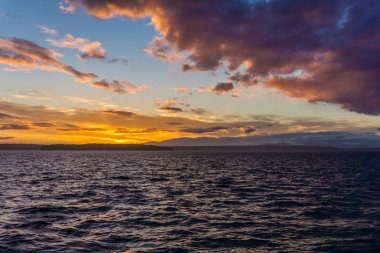 Günbatımı ve bulutların üstünde Puget Sound görkemli bir görünüm. Batı Seattle, Washington'da çekilmiş fotoğrafı.