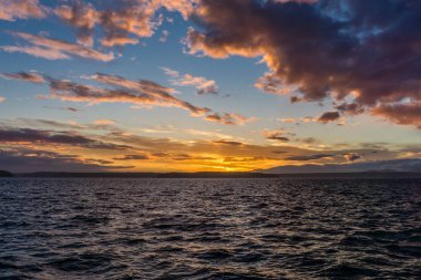 Günbatımı ve bulutların üstünde Puget Sound görkemli bir görünüm. Batı Seattle, Washington'da çekilmiş fotoğrafı.