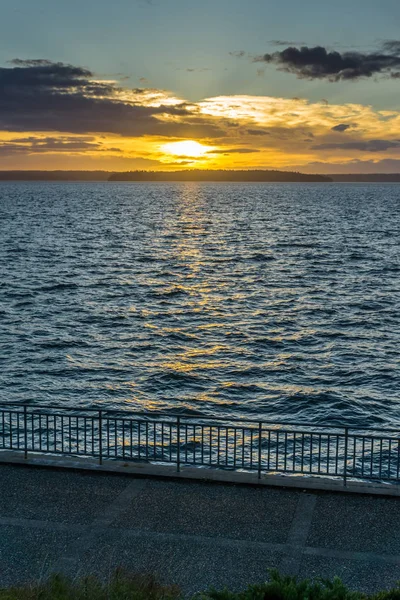 Una Vista Una Puesta Sol Dorada Través Del Puget Sound — Foto de Stock