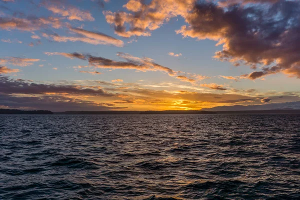 Sebuah Pemandangan Megah Matahari Terbenam Dan Awan Puget Sound Foto — Stok Foto