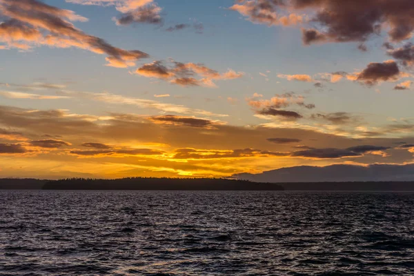 Una Vista Maestosa Sul Tramonto Nuvole Sul Golfo Puget Foto — Foto Stock