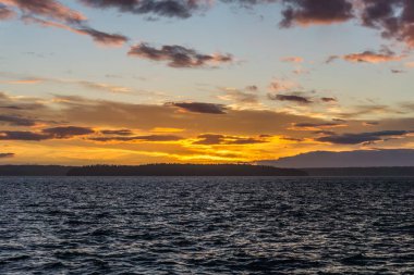 Günbatımı ve bulutların üstünde Puget Sound görkemli bir görünüm. Batı Seattle, Washington'da çekilmiş fotoğrafı.