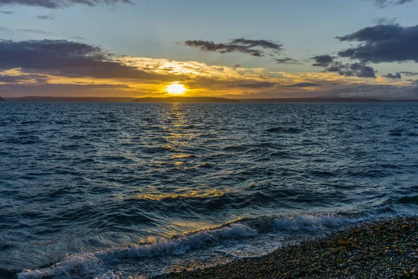 Pemandangan Matahari Terbenam Keemasan Melintasi Puget Sound Dari Seattle Barat — Stok Foto