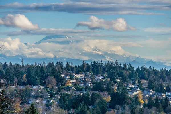 ふくらんでいる雲カバー ワシントン州のマウント レーニエ — ストック写真