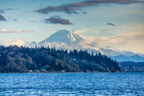 Mount Rainier Puget Sound Arasında Bir Görünümünü — Stok fotoğraf