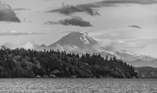 Mount Rainier Puget Sound Arasında Bir Görüntü Siyah Beyaz Resim — Stok fotoğraf