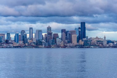 Gece yaklaşımlar olarak Seattle manzarası bir görünümünü.
