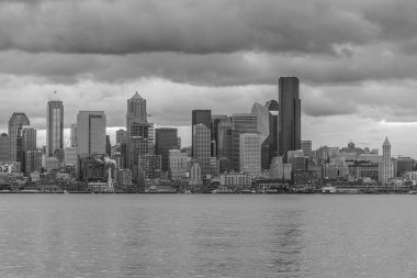 Bir görünümünü gece yaklaşımlar olarak Seattle manzarası. Siyah beyaz resim.