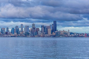 Seattle Skyline kara bulutlar yükü ile bir görünüm.