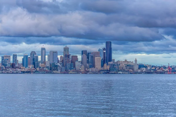 暗い雲のオーバーヘッドとシアトルのスカイラインの眺め — ストック写真