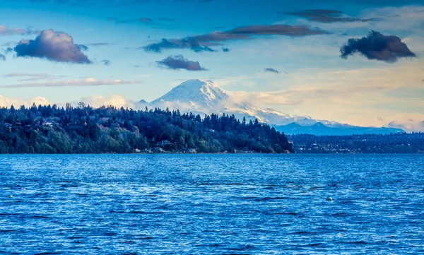 Uma Vista Monte Rainier Através Puget Sound — Fotografia de Stock