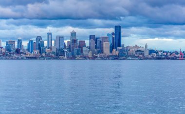 Gece yaklaşımlar olarak Seattle manzarası bir görünümünü.
