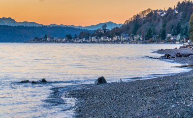 Burien, Washington üç ağaç noktasında waterfront evlerin bir görünüm.