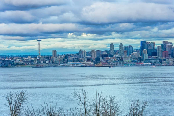 Una Vista Dello Skyline Seattle Con Nuvole Scure Sopra Testa — Foto Stock