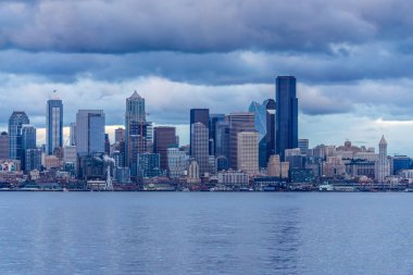 Gece yaklaşımlar olarak Seattle manzarası bir görünümünü.