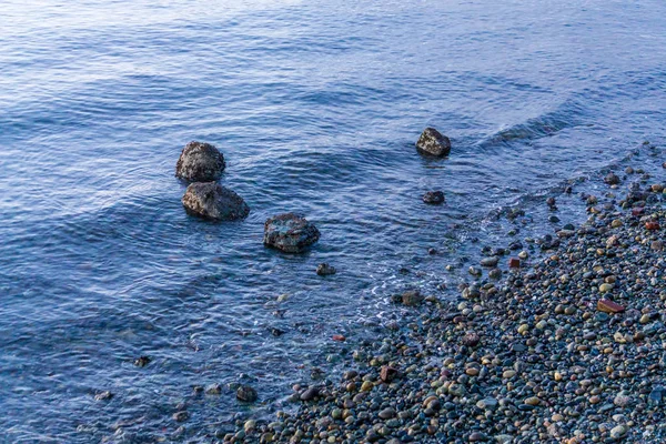 在华盛顿西西雅图的浅滩附近 岩石在水中 — 图库照片