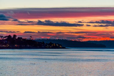 Batı Seattle, Washington'da Alki plajda güneşin battığı gibi gökyüzü renkleri ile zengin.