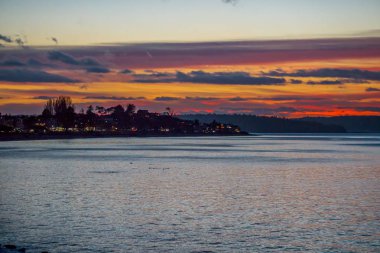 Batı Seattle, Washington'da Alki plajda güneşin battığı gibi gökyüzü renkleri ile zengin.