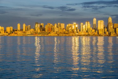 Batan güneşin yansıyan Seattle manzarası içinde gökdelenler.