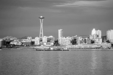 Batan güneşin yansıyan Seattle manzarası içinde gökdelenler.