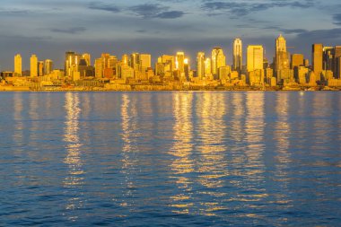 Batan güneşin yansıyan Seattle manzarası içinde gökdelenler.