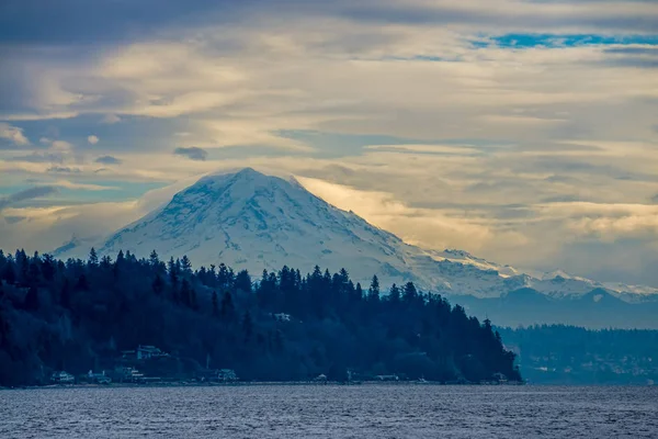 Rainier Dağı üzerine bulutlar getirin.