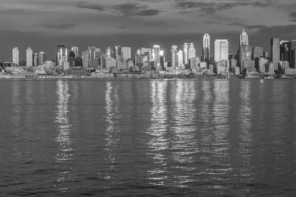 Pôr Sol Reflete Nos Arranha Céus Horizonte Seattle — Fotografia de Stock