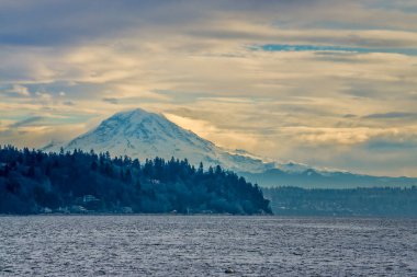 Rainier Dağı üzerine bulutlar getirin.