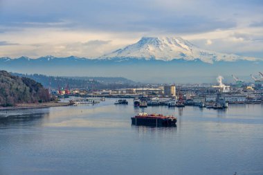 Tacoma bağlantı noktası ile Mount Rainier yukarıdaki görünümü.