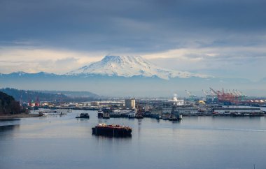 Tacoma bağlantı noktası ile Mount Rainier yukarıdaki görünümü.