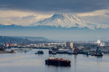 Tacoma bağlantı noktası ile Mount Rainier yukarıdaki görünümü.