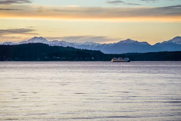 Bir Görünüm Üzerinden Puget Sound Gün Batımında Olimpiyat Dağların — Stok fotoğraf