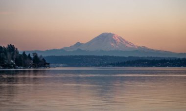 Mount Rainier görünümünü gün batımında. Fotoğraf çekmeden Seward Park Seattle, Washington.