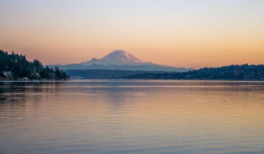 Mount Rainier görünümünü gün batımında. Fotoğraf çekmeden Seward Park Seattle, Washington.