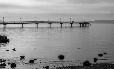 İskele ve kayalar Des Moines, Washington'da bir görünüm. Siyah beyaz resim.