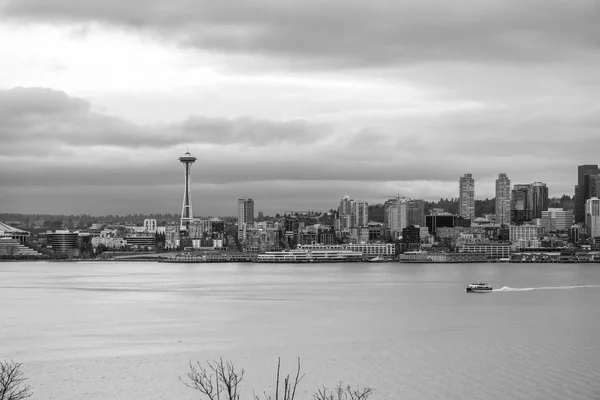 Una Barca Attraversa Elliott Bay Fronte Allo Skyline Seattle — Foto Stock