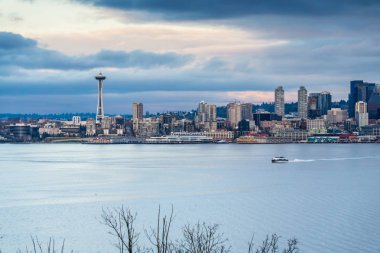Seattle manzarası önünde Elliott Bay bir tekne yolculukları.